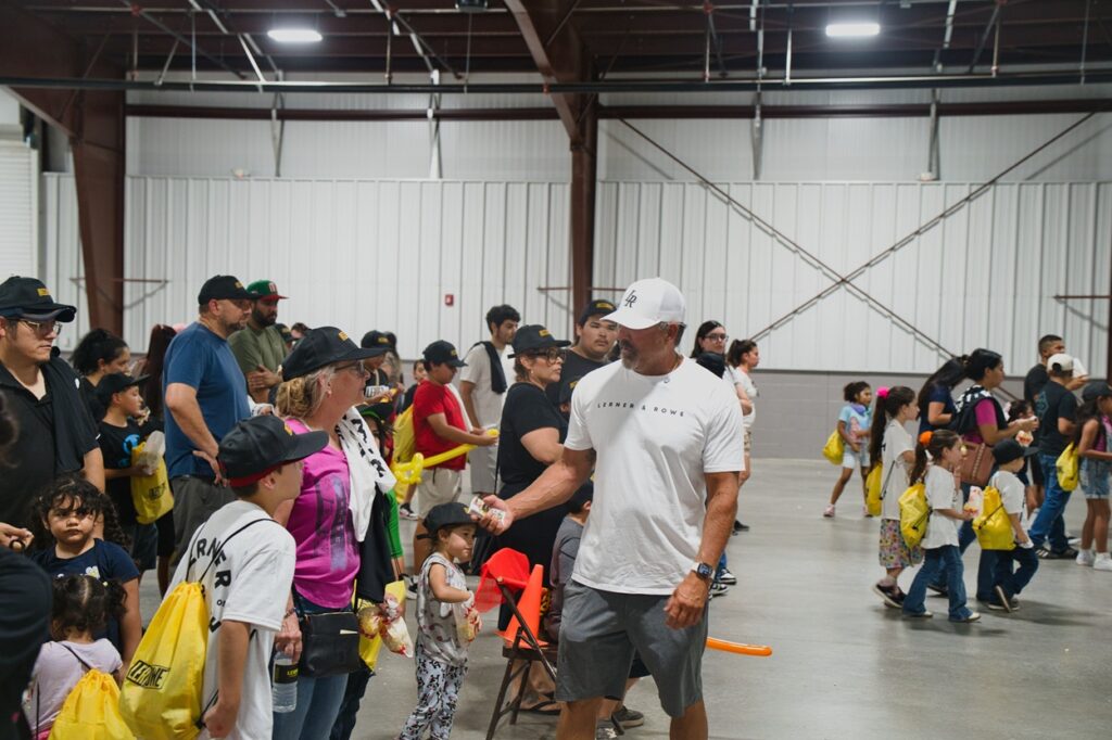 KRowe with crowd in Yuma